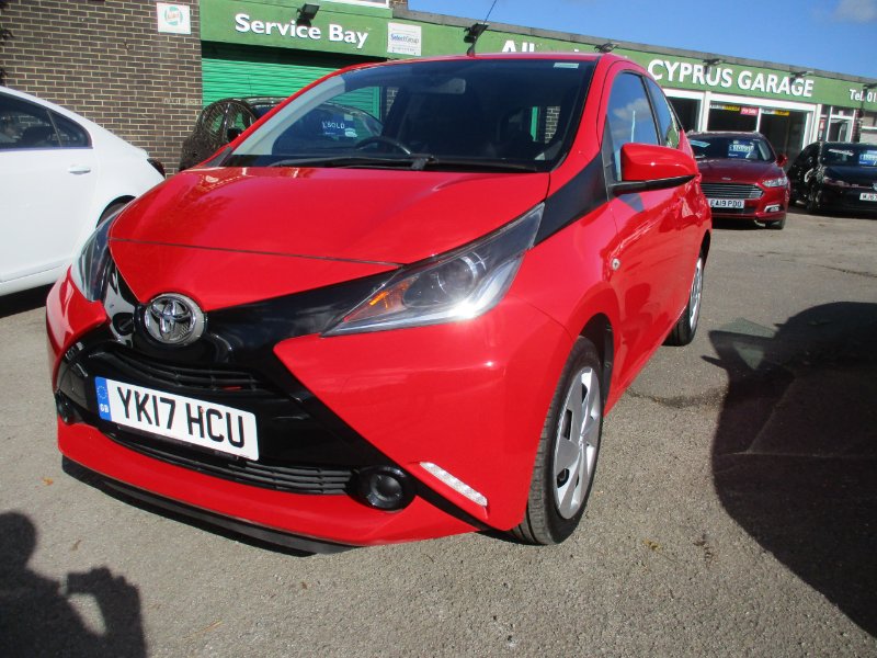 Red Toyota Aygo 1.0 VVT-i x-play Hatchback 5dr Petrol Manual Euro 6 68 ps